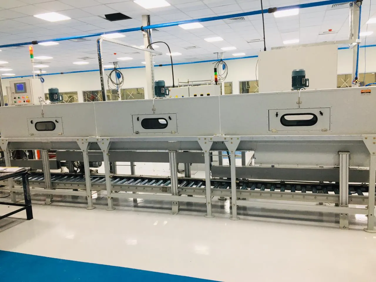 Long enclosed conveyor chamber machine in a clean assembly hall