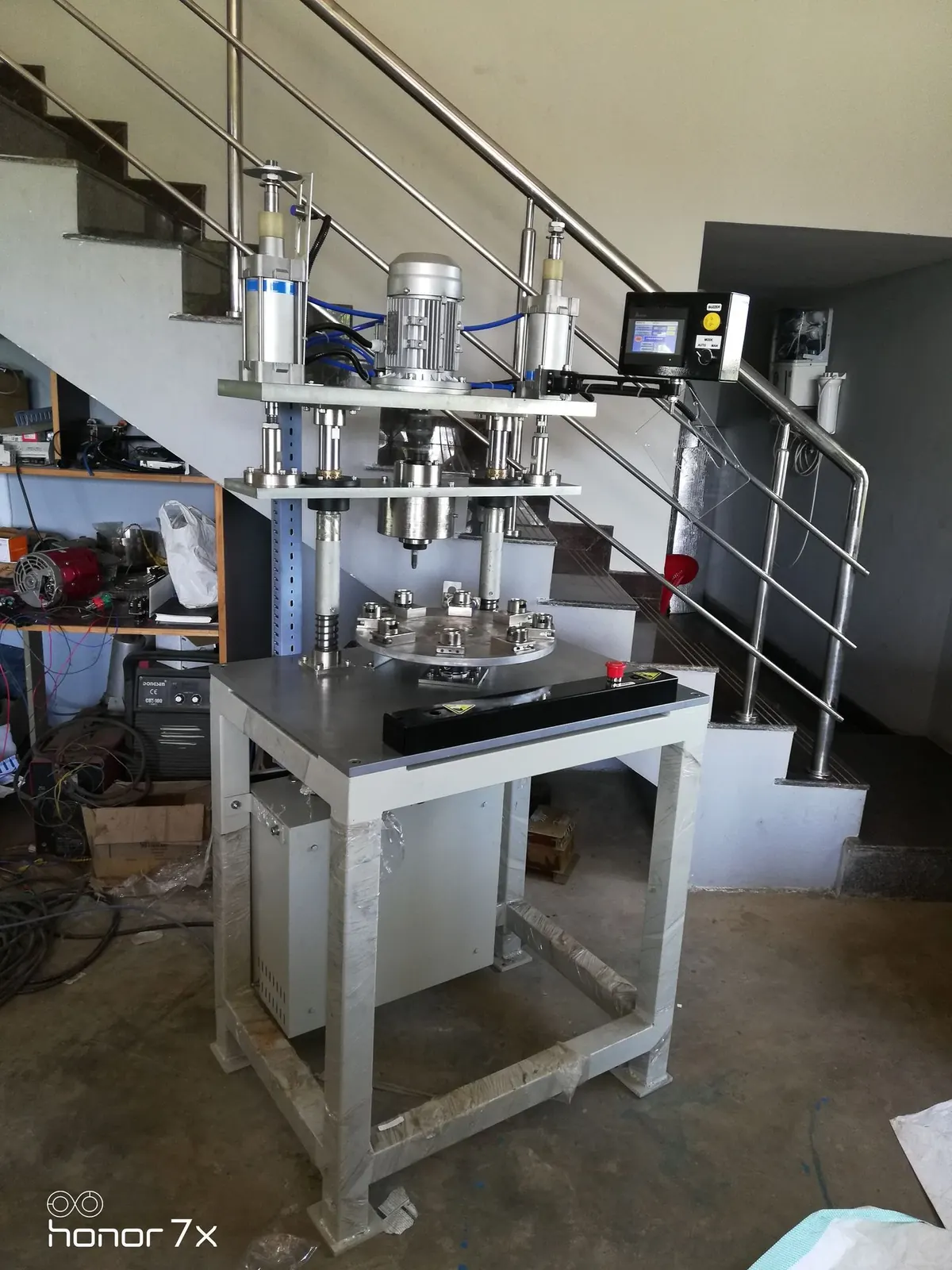 Special-purpose machine with pneumatic press stations on a work table